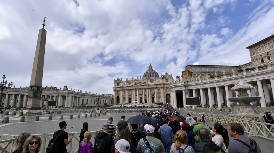 Papa: Questura, gi&agrave; 140mila persone a San Pietro