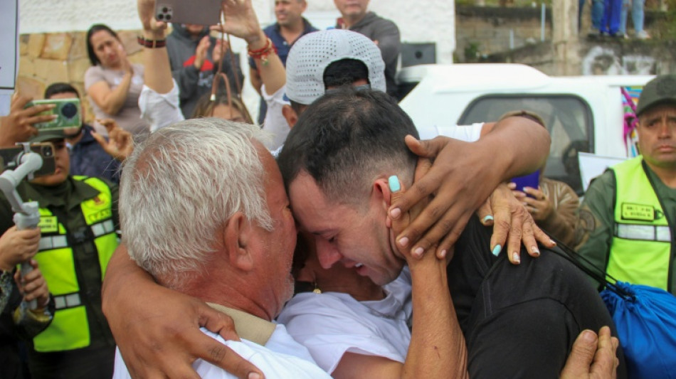 Maquillador regresa a su pueblo en Venezuela tras cautiverio en megac&aacute;rcel de El Salvador