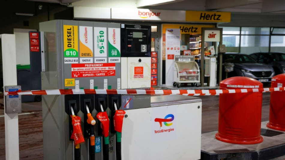 Les premiers vacanciers font la queue aux stations-service, l&eacute;g&egrave;re am&eacute;lioration de la situation