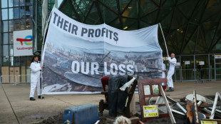 Greenpeace d&eacute;pose des d&eacute;bris symboles de la crise climatique devant TotalEnergies