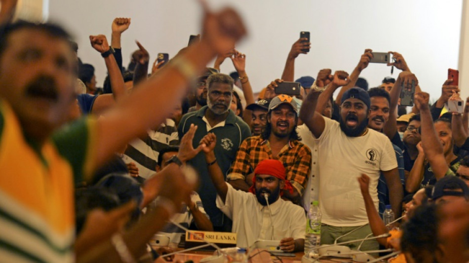 Sri Lanka: les manifestants qui occupent le palais entendent rester jusqu'au d&eacute;part du pr&eacute;sident