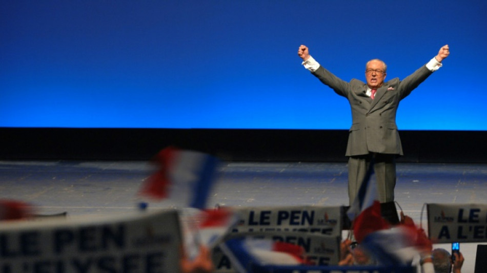Le Pen inhum&eacute; samedi, c&eacute;r&eacute;monie d'hommage &agrave; Paris: le RN enterre "le guerrier" et la hache