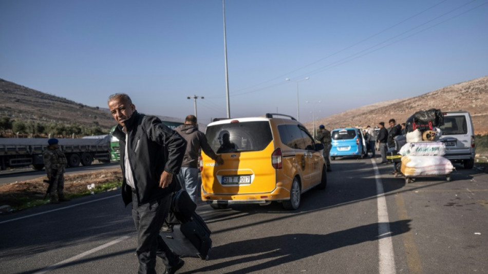 L&iacute;der dos rebeldes s&iacute;rios discute 'transfer&ecirc;ncia de poder' ap&oacute;s queda de Assad