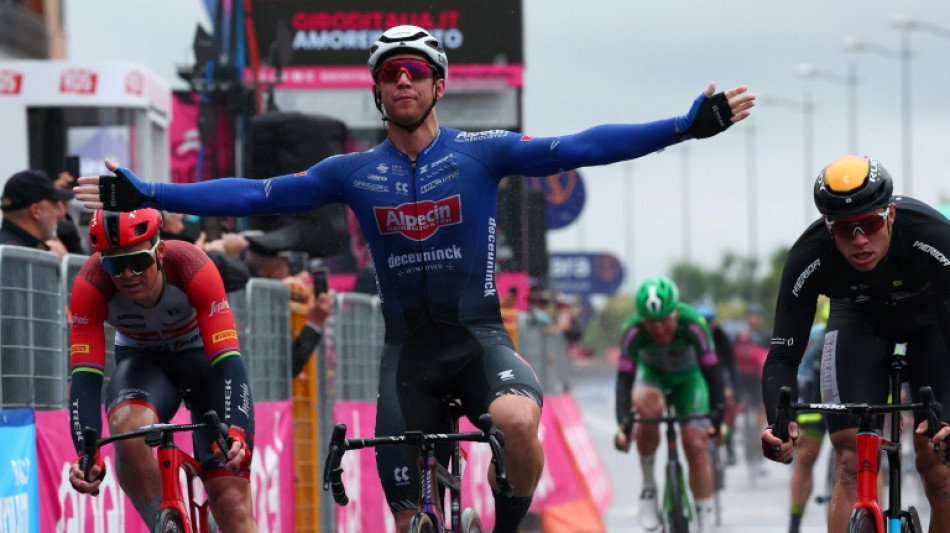 El australiano Kaden Groves gana la 5&ordf; etapa del Giro, ca&iacute;da sin da&ntilde;os para Evenepoel