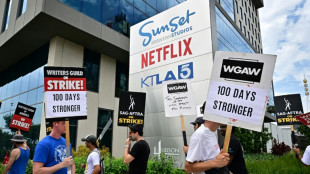 Au 100e jour de leur gr&egrave;ve, les sc&eacute;naristes d'Hollywood fustigent les studios