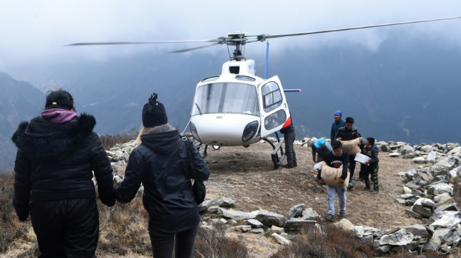 Nepal reanuda los vuelos de helic&oacute;ptero de rescate al monte Everest