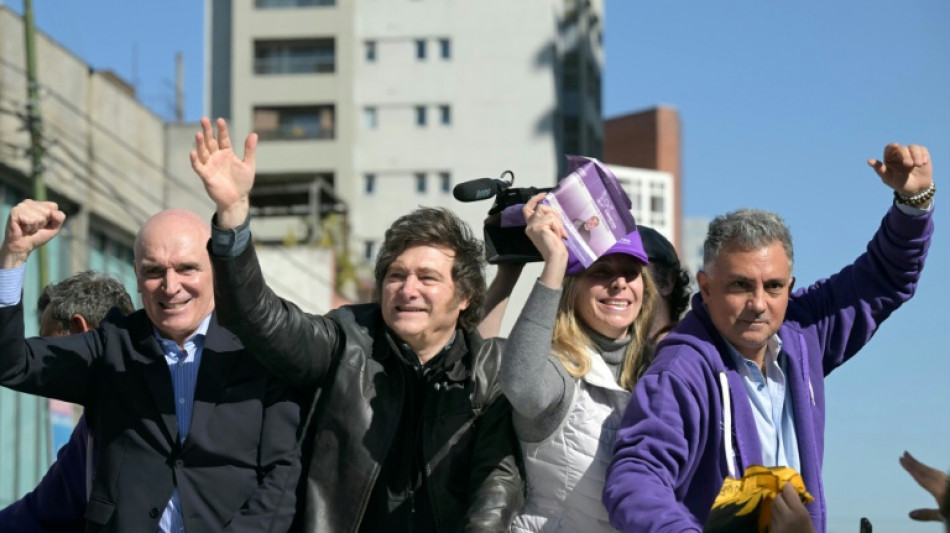 Argentine : des projectiles lanc&eacute;s en direction du pr&eacute;sident Milei exfiltr&eacute; et indemne