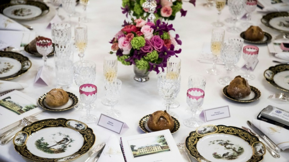 Condenan a un exempleado del palacio presidencial de Francia por robar vajilla de porcelana