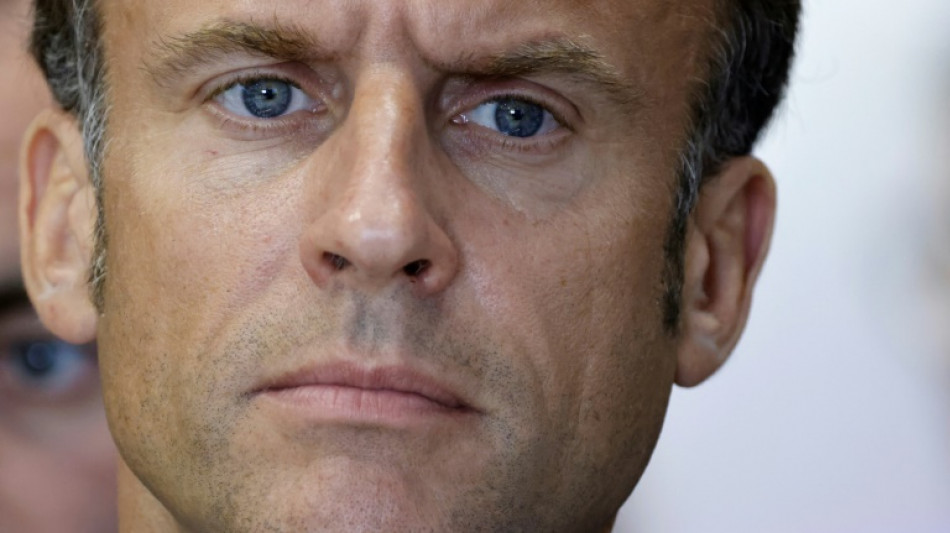 Macron se bebe una cerveza de un trago y genera pol&eacute;mica en Francia