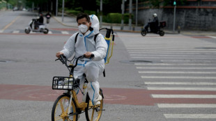 Nuevas restricciones anticovid convierten a Pek&iacute;n en una ciudad fantasma