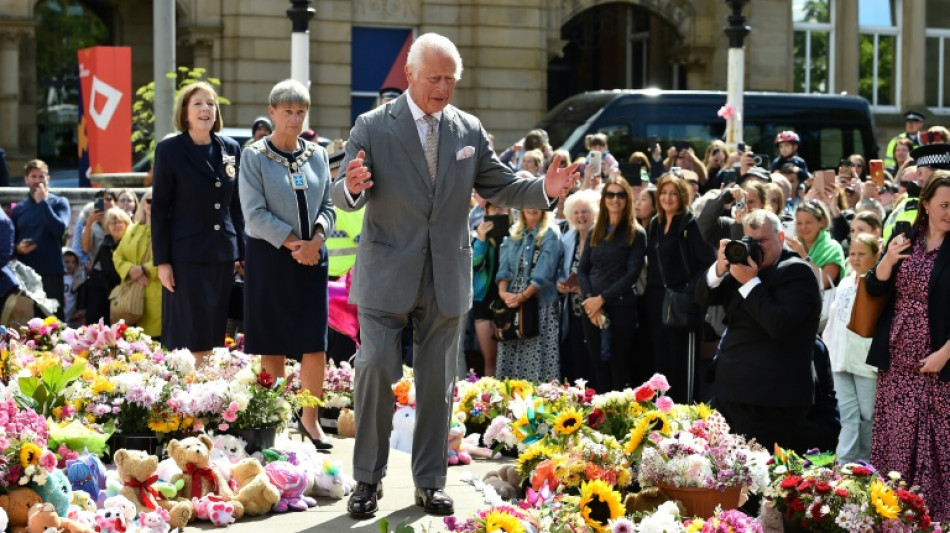 El rey Carlos III visita la ciudad brit&aacute;nica donde tres ni&ntilde;as murieron acuchilladas