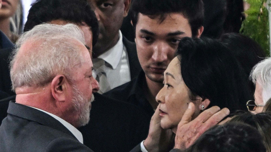 Brasiliens Staatspr&auml;sident am Sarg von Pele