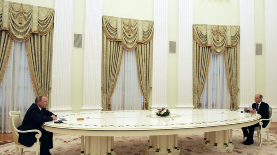 Putin, Scholz, Macron und das R&auml;tsel um den Endlos-Tisch