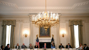 Trump préside une réunion qui tourne au déchaînement contre la presse