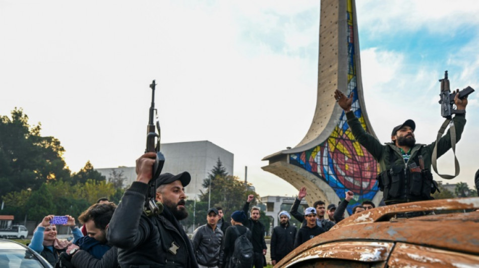 S&iacute;rios dentro e fora do pa&iacute;s celebram a queda de Bashar al-Assad