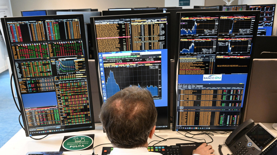 Borsa: Milano fiacca, gi&ugrave; Mps e Mediobanca