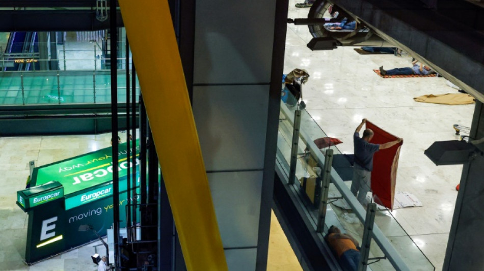 La precariedad pasa la noche en el aeropuerto de Madrid