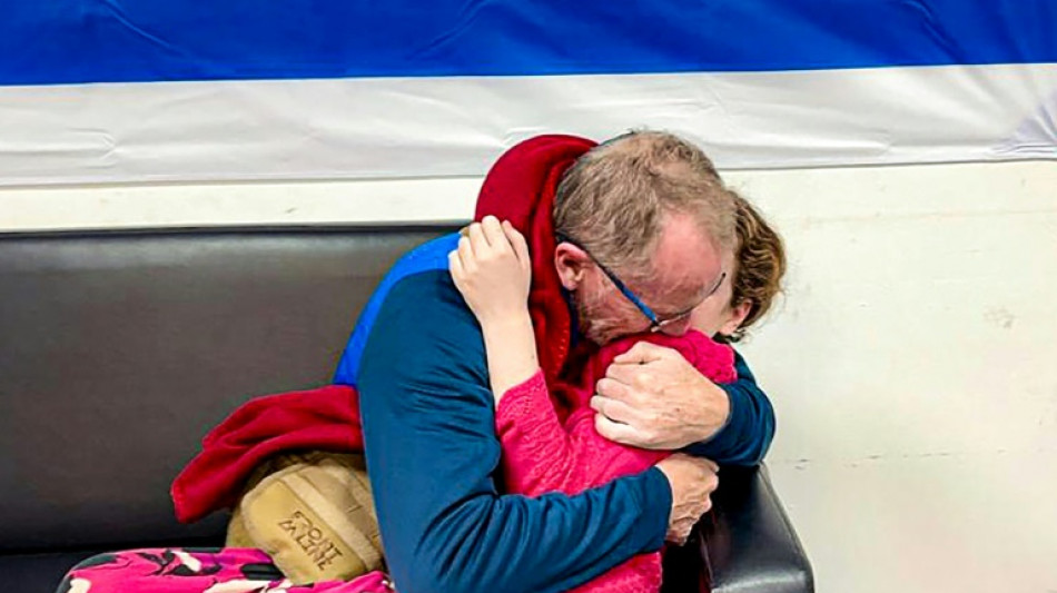 Emily, menina que foi ref&eacute;m do Hamas, tem medo de falar alto