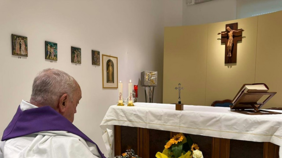 Vatikan ver&ouml;ffentlicht Foto von Franziskus bei Gebet in Krankenhauskapelle