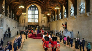 Pour dire adieu &agrave; la reine, un dernier regard, un signe de la main 