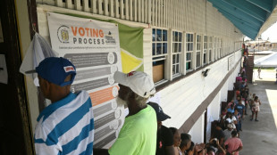 El presidente de Guyana promete una "tendencia clara" en los resultados electorales para final del día