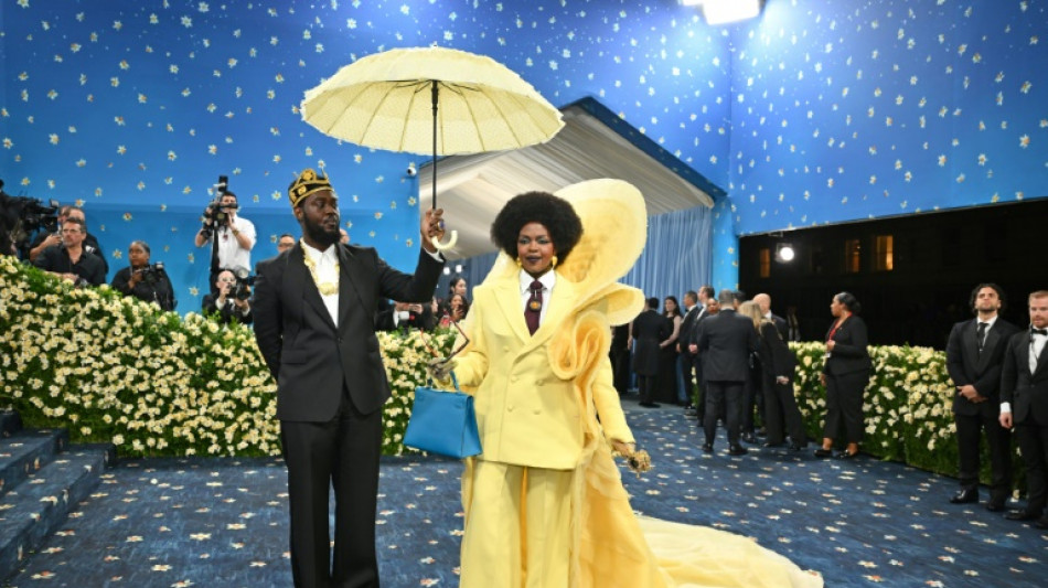 Stars bei Met-Gala in New York pr&auml;sentieren sich in schwarzem Dandy-Stil