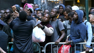 Centenas de imigrantes dormem na rua &agrave; espera de alojamento em Nova York