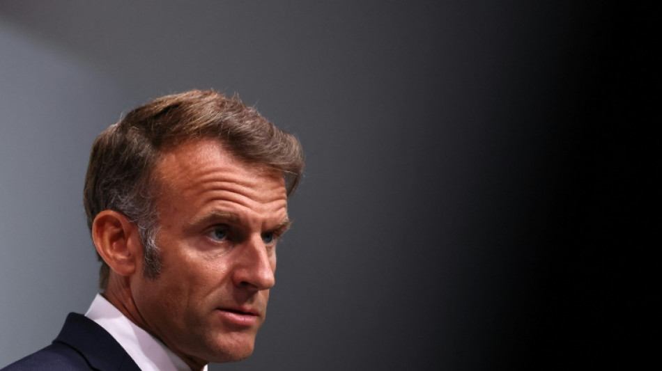 Macron recorre &agrave; esquerda para tentar sobreviver &agrave; crise pol&iacute;tica na Fran&ccedil;a