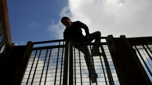 Unos 1.200 migrantes intentan entrar en el enclave espa&ntilde;ol de Melilla por segundo d&iacute;a