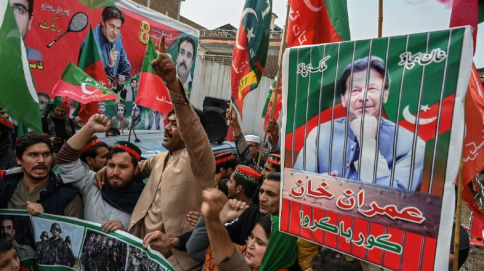 Pol&iacute;cia do Paquist&atilde;o det&eacute;m 20 partid&aacute;rios do ex-premi&ecirc; Imran Khan