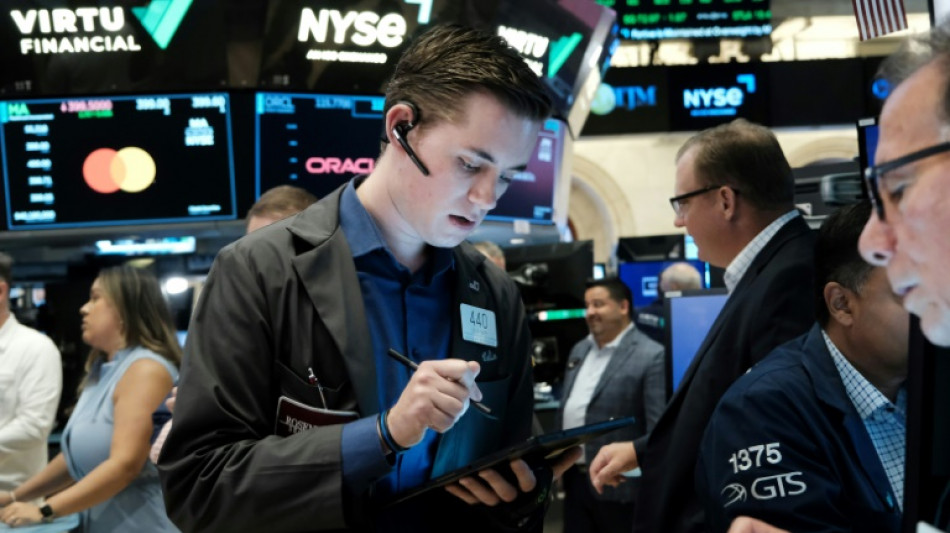 Wall Street r&eacute;agit peu &agrave; la hausse des taux de la Fed
