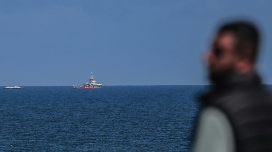 Navio de ONG come&ccedil;a a descarregar alimentos em Gaza