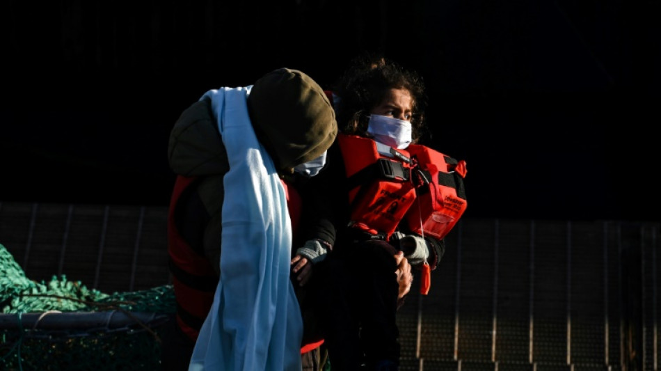M&aacute;s de 250 migrantes cruzaron el Canal de la Mancha en un d&iacute;a, seg&uacute;n el Reino Unido