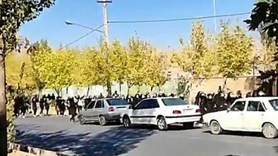 En Iran, des &eacute;coli&egrave;res manifestent et d&eacute;fient la r&eacute;pression 