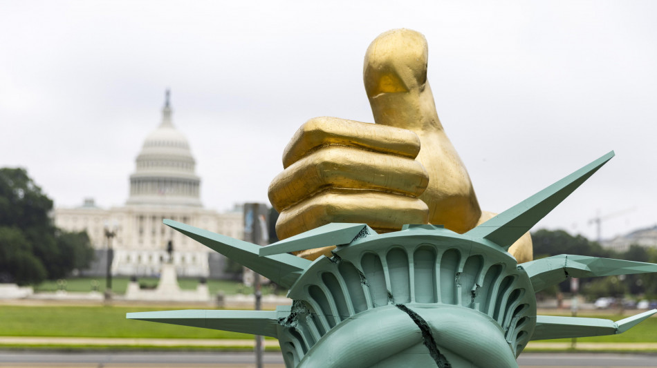 Davanti al Capitol una scultura anti Trump, 'Dictator approved'