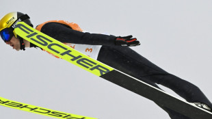 Kombinierer Geiger st&uuml;rmt zweimal auf das Podest 