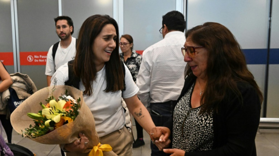 Viaje a los or&iacute;genes: chilenos adoptados ilegalmente se reencuentran con sus familias
