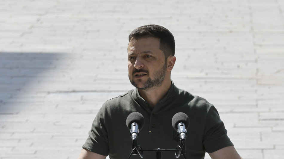 Zelensky, 'servono pi&ugrave; armi contro raid aerei russi'