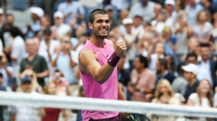 Alcaraz fulmina a Djokovic y espera en la final del US Open a Sinner