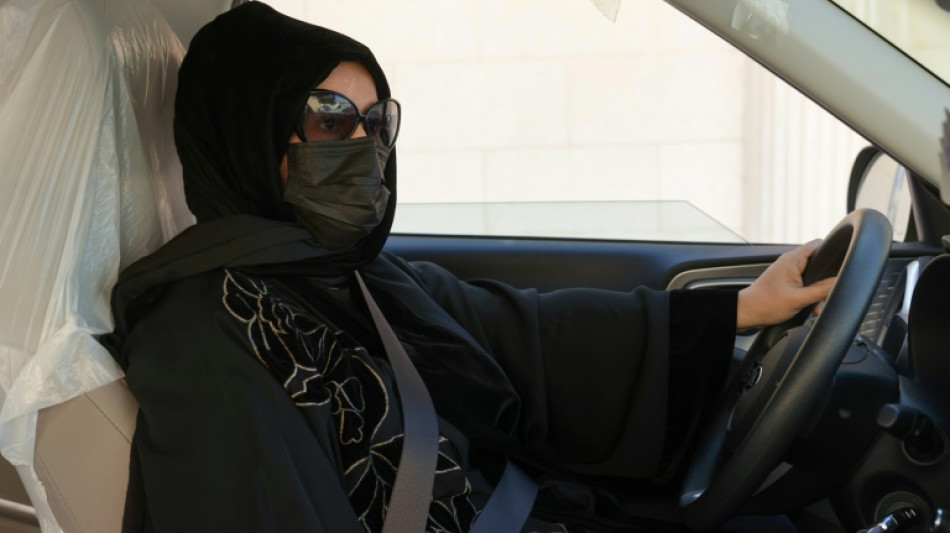 Taxi pour femmes! Des Saoudiennes derri&egrave;re le volant face &agrave; la vie ch&egrave;re