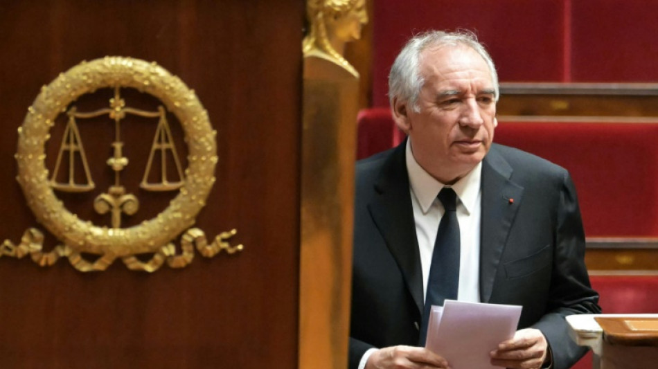 Budget: le PS ne votera pas la censure, Bayrou d&eacute;gaine un premier 49.3