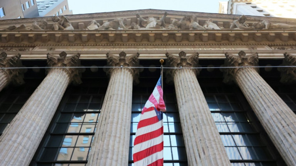 Wall Street ouvre en baisse, l'emploi am&eacute;ricain bien accueilli, mais les banques inqui&egrave;tent