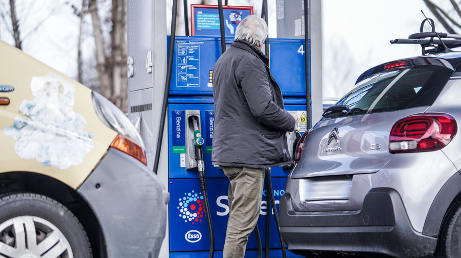 Prezzo petrolio in aumento, Wti scambiato a 65,99 dollari
