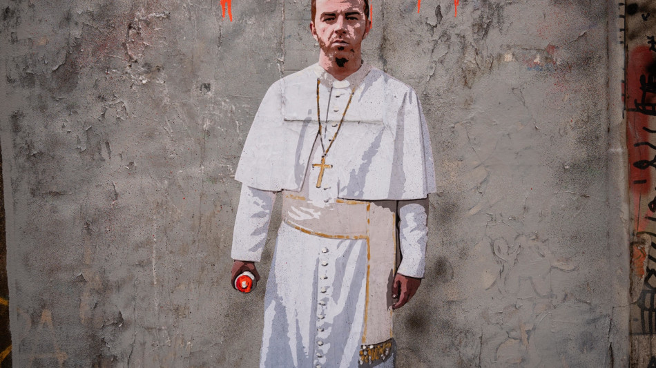 Murale a Milano con Salmo in versione Papa-writer