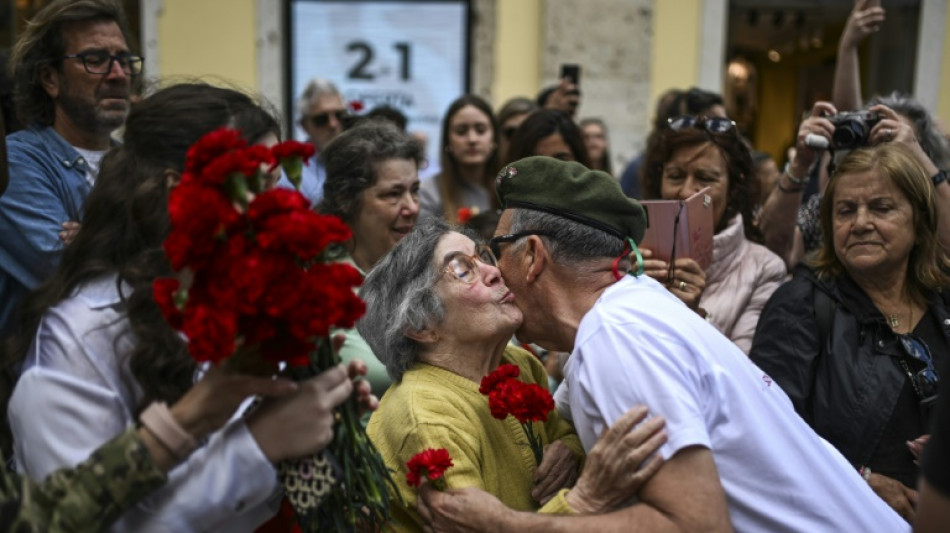Multid&atilde;o comemora os 50 anos da Revolu&ccedil;&atilde;o dos Cravos