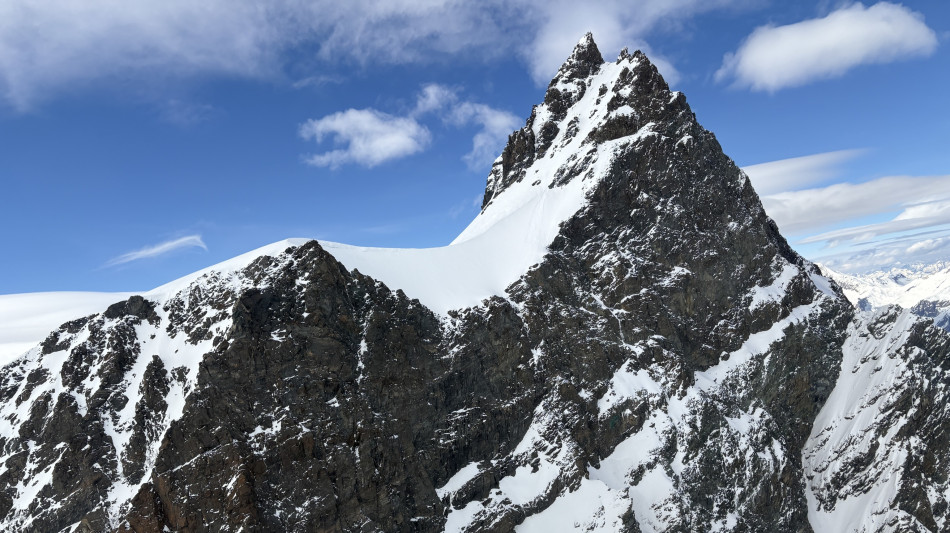 Polizia, scialpinisti morti in Svizzera 'travolti da valanga'