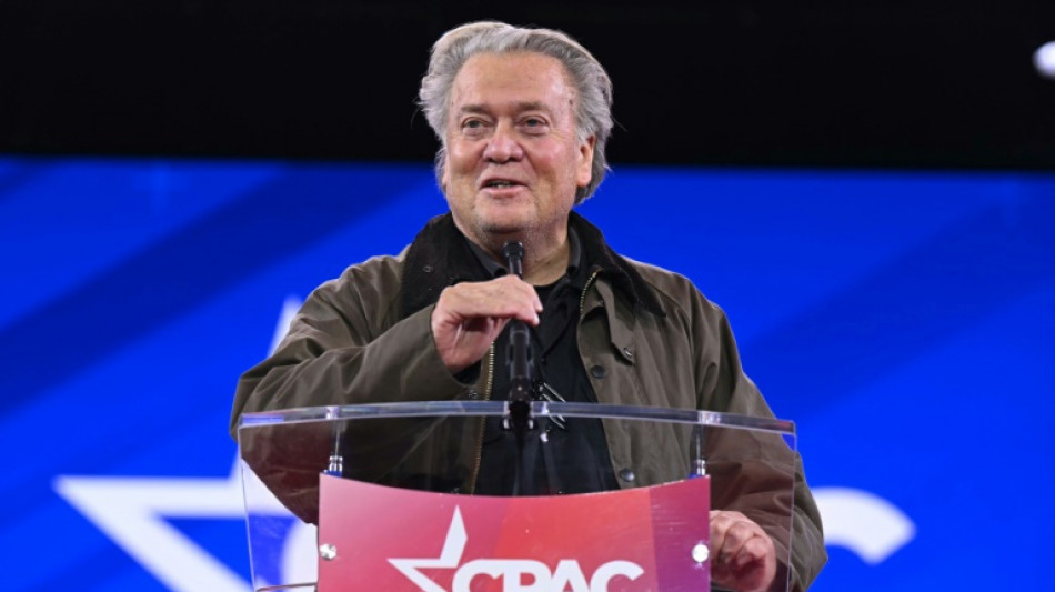 Steve Bannon gera pol&ecirc;mica ao fazer gesto considerado nazista