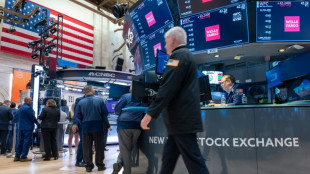 Wall Street ouvre en l&eacute;ger rebond pour terminer la semaine