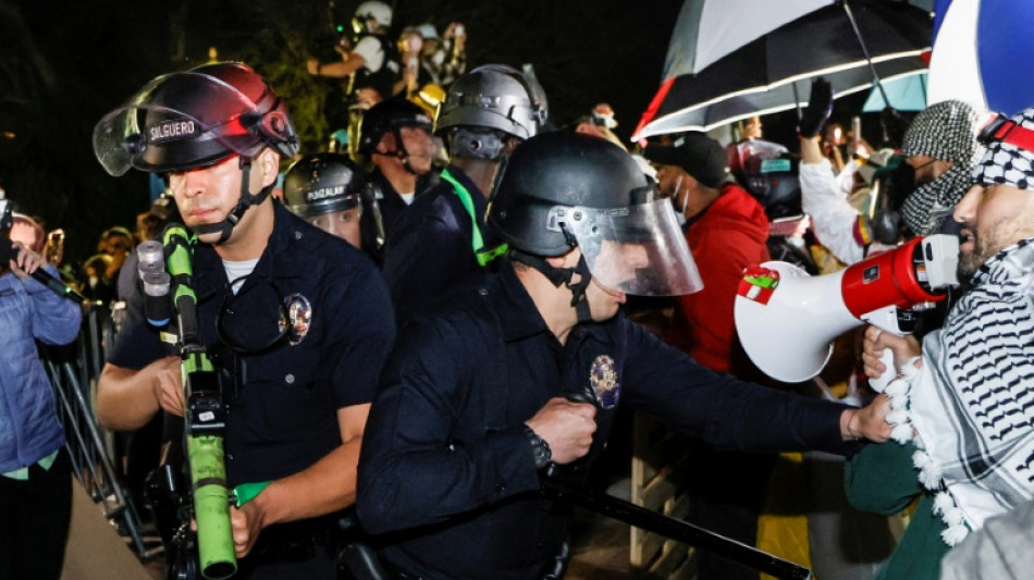 Pol&iacute;cia desmantela protesto pr&oacute;-palestina em universidade de Los Angeles