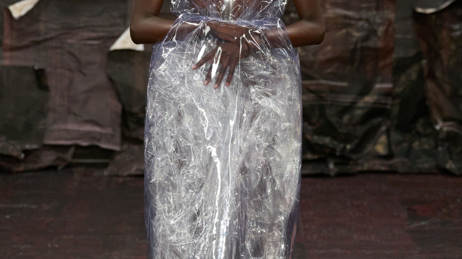 Maison Margiela Artisanal, Martens debutta tra sante e medioevo